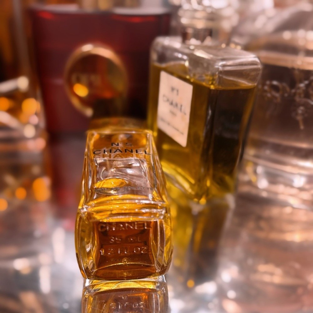 Chanel N°5 Classic Perfume - Picture 4 of 8
